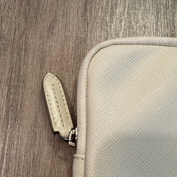 Tumi | Cream Leather Laptop Sleeve - Picture 3 of 10
